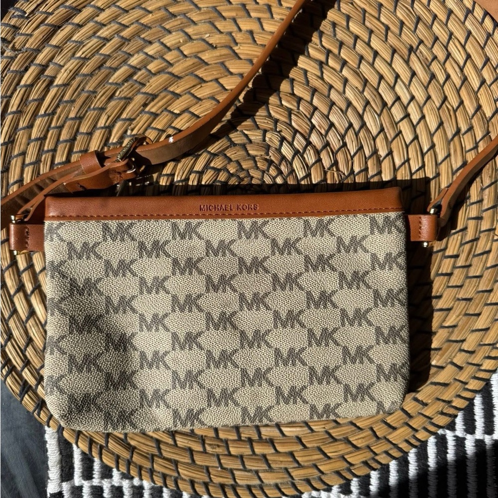 Michael Kors Monogram Shoulder Bag (Used like Brandnew) 💯✅